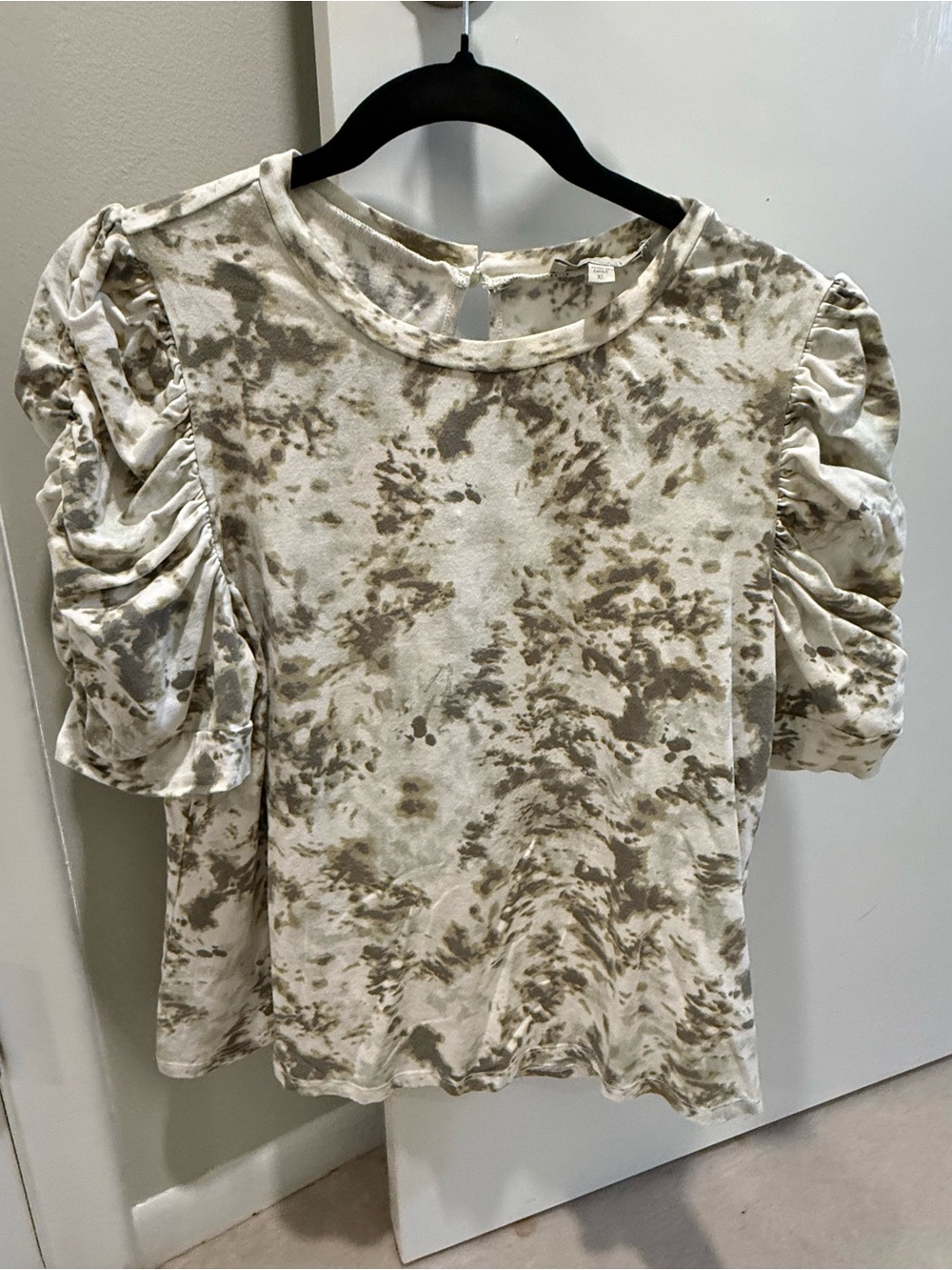 Chenault Tie-Dye Puff Sleeve Tee in Beige and White